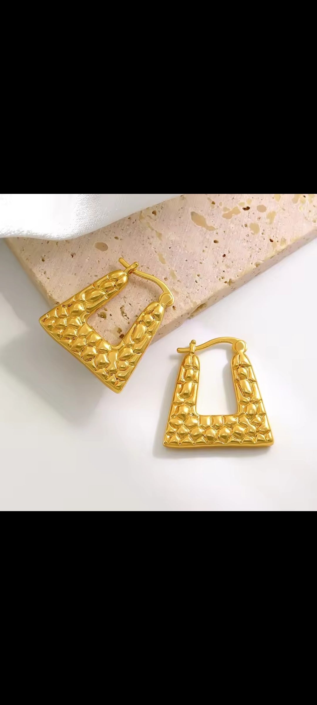 Textured bag shape earrings