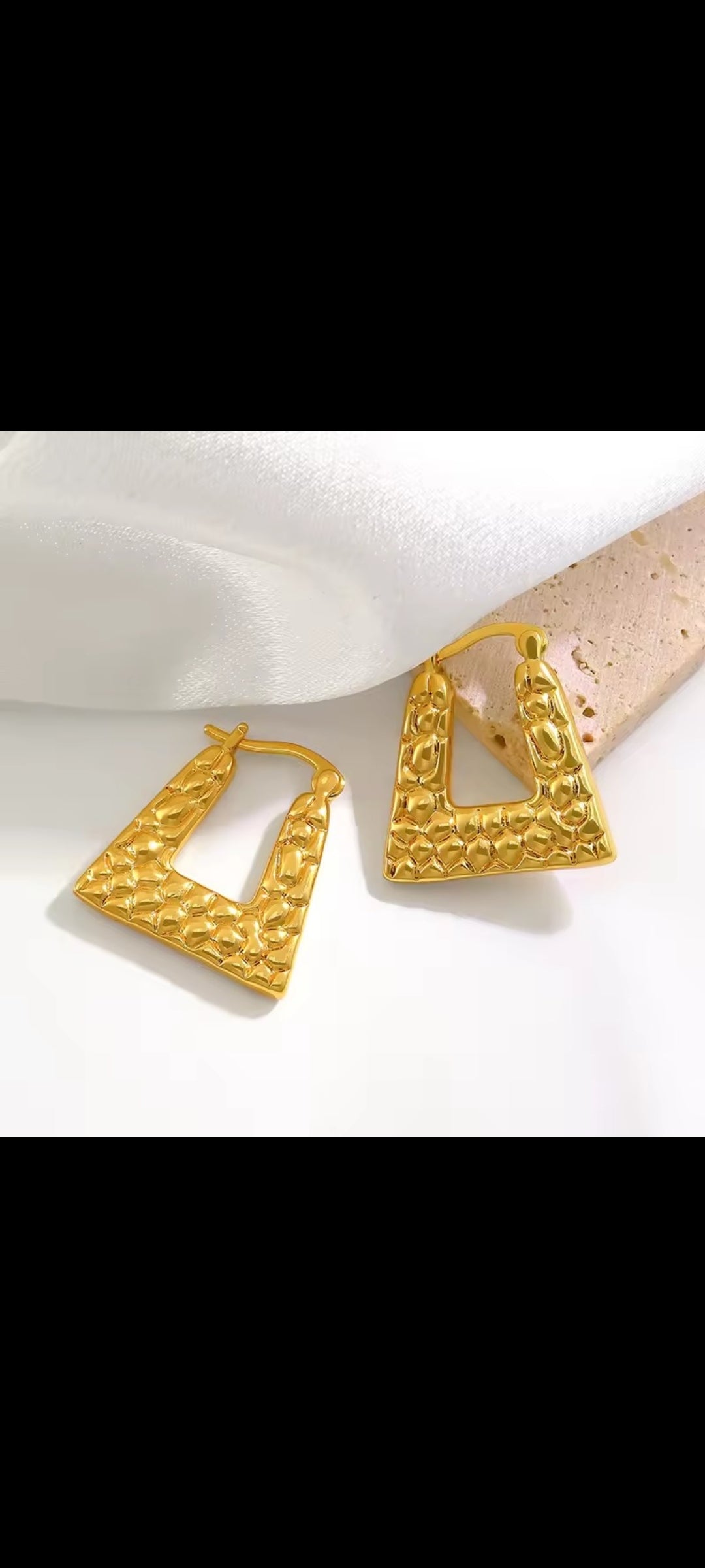 Textured bag shape earrings